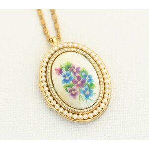 Vintage Victorian Locket Necklace by Avon 24 Inch - A1